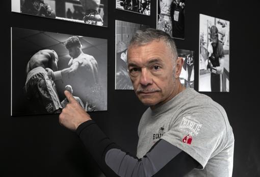 El Cazador señala una foto de un combate de su hijo