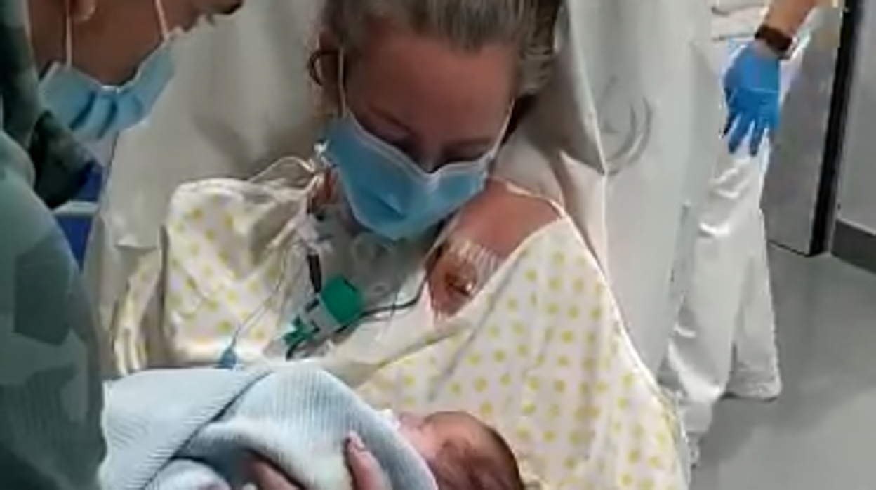 Momento en el que Begoña, temblorosa, conoce a su bebé