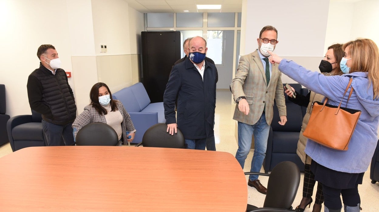 La delegada del Gobierno andaluz en Málaga, Patricia Navarro, visita las instalaciones junto al delegado de Salud, Carlos Bautista, la gerente del área sanitaria Norte de Málaga, Belén Jiménez; el alcalde de Antequera, Manuel Barón, y otros miembros de la corporación