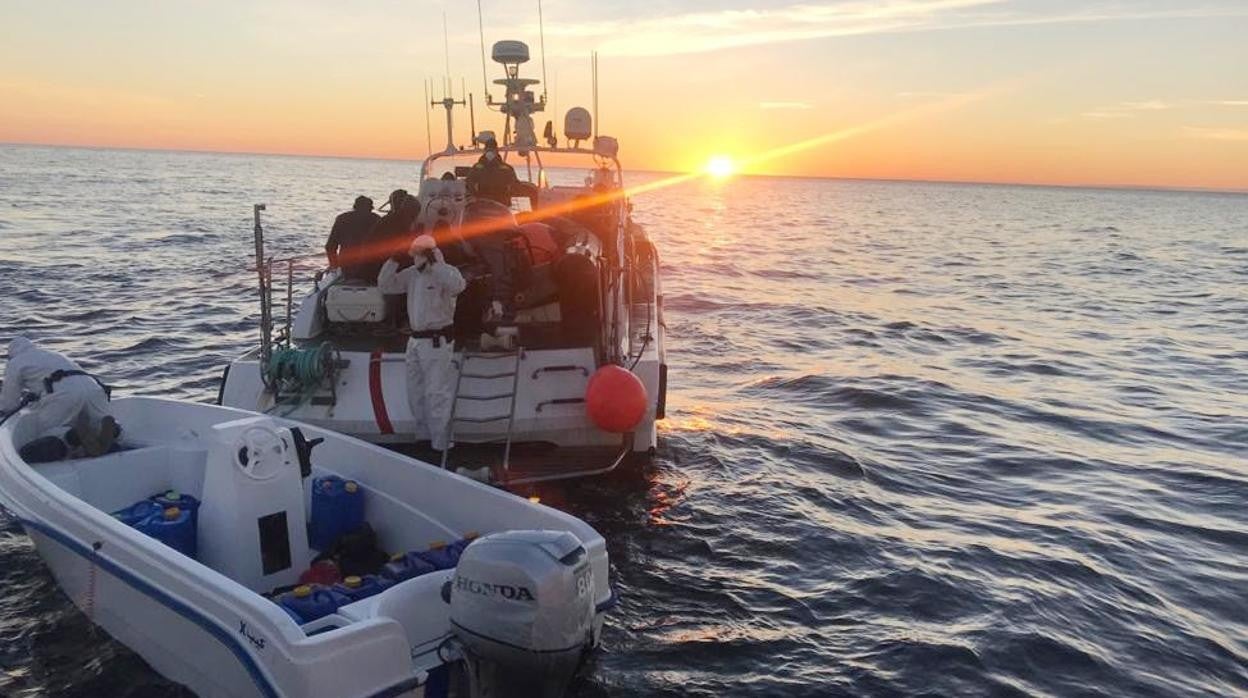 Salvamento Marítimo intercepta un taxi-patera en la costa almeriense.