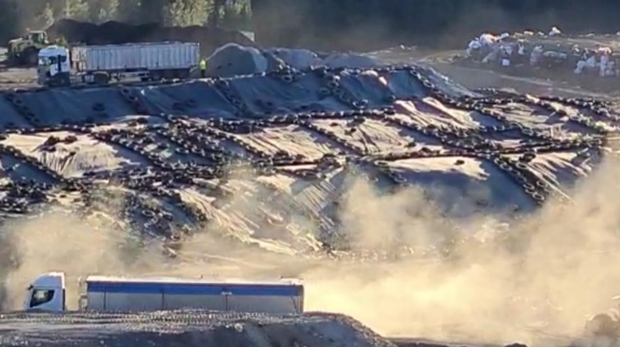 Camiones durante la descarga de los residuos tóxicos en el vertedero de Nerva