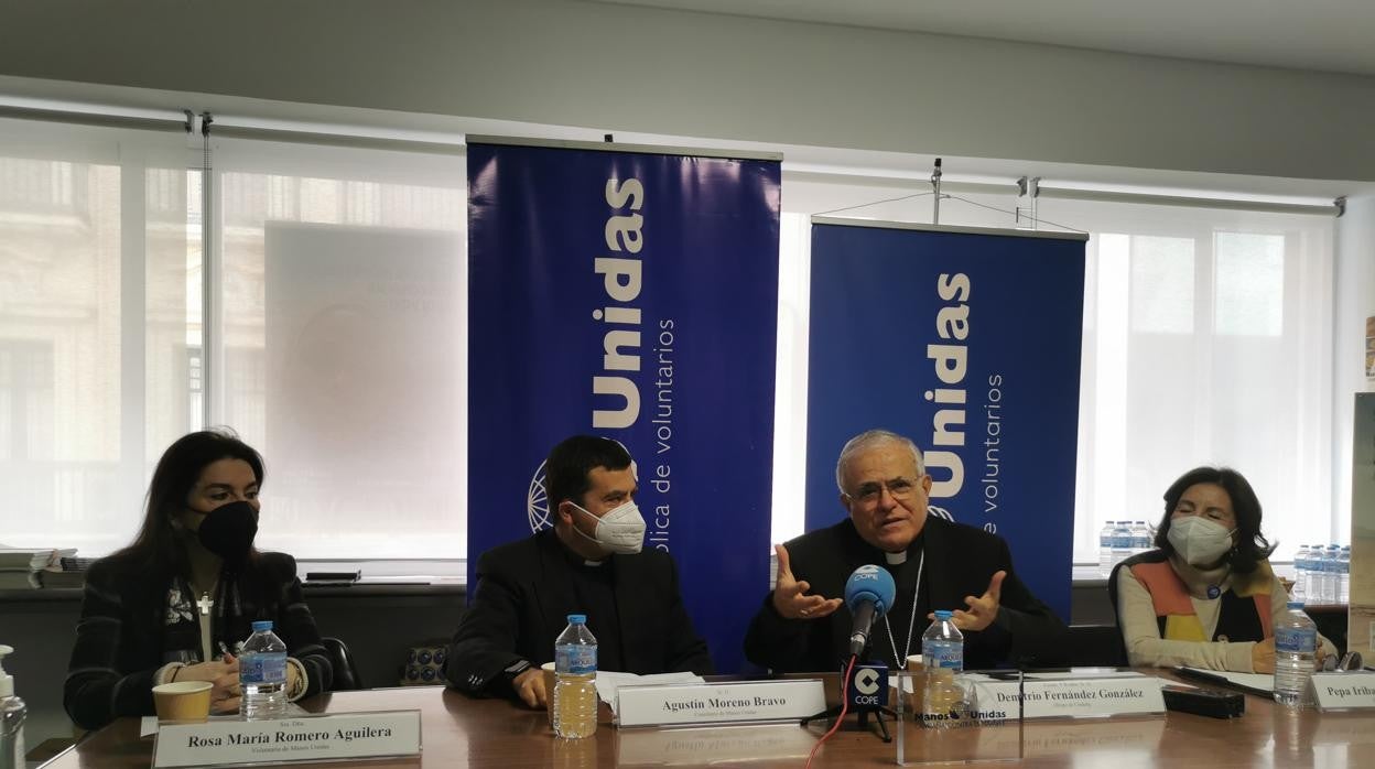El obispo junto a los responsables de Manos Unidas en la presentación de la campaña de este año