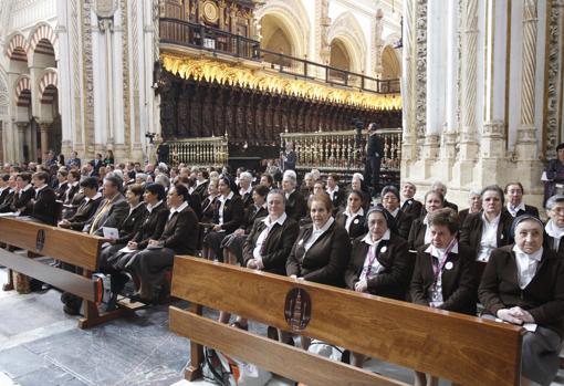 Religiosas de Jesús Nazareno en la beatificación, en 2013, del padre Cristóbal de Santa Catalina