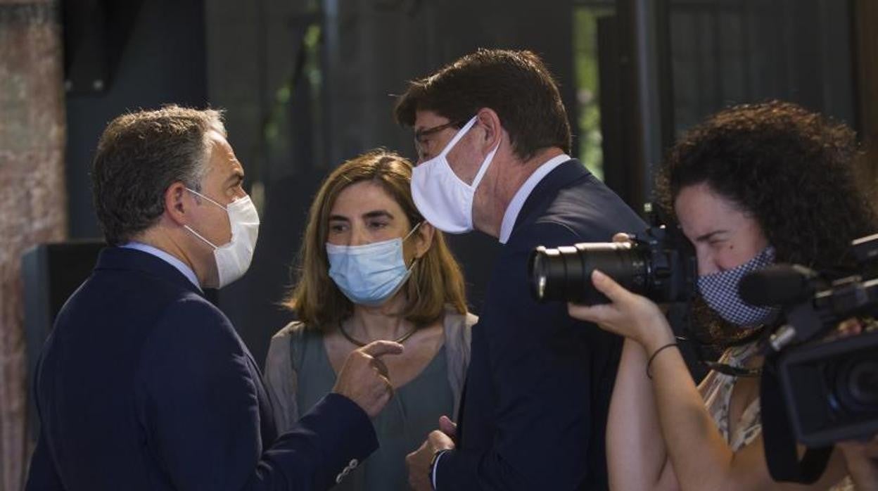 Elías Bendodo, Rocío Blanco y Juan Marín, charlan en el Palacio de San Telmo en julio de 2020