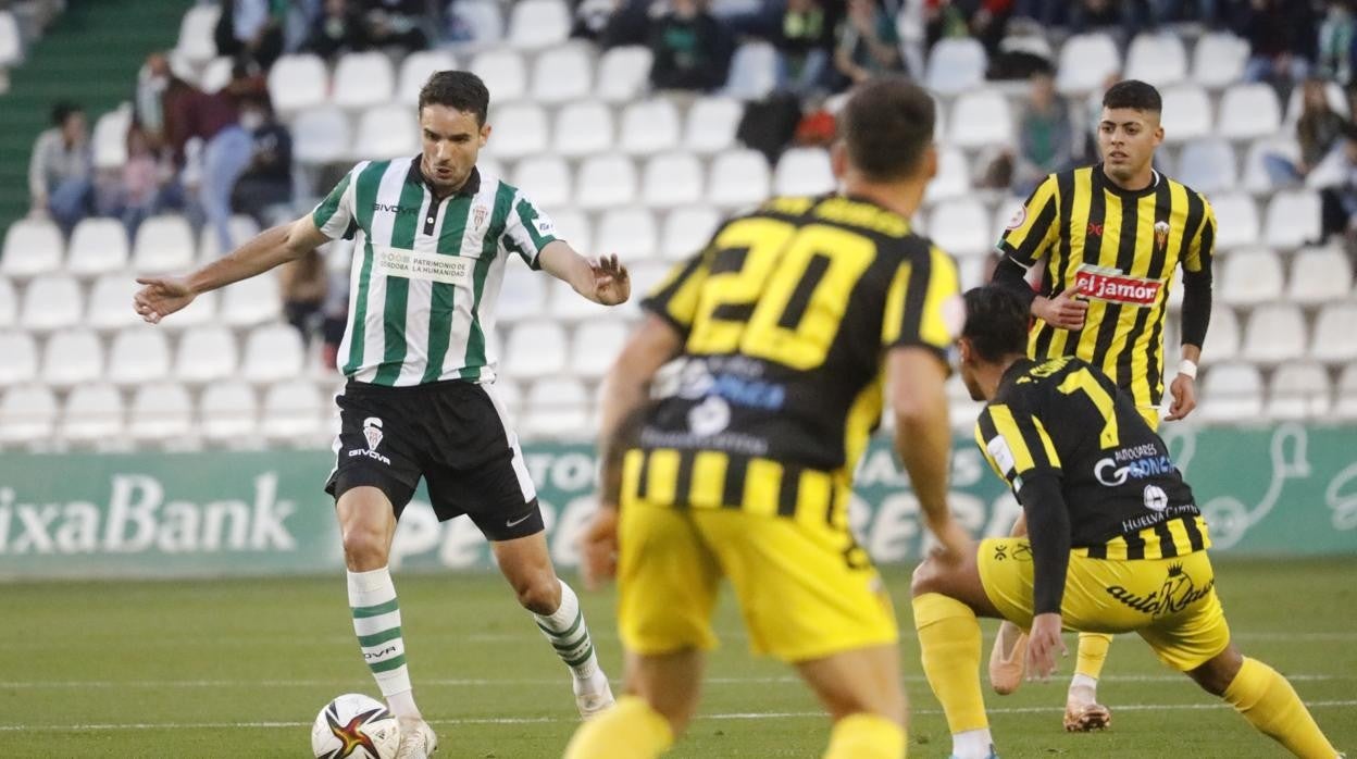 Toni Arranz conduce el balón delante de Cunha