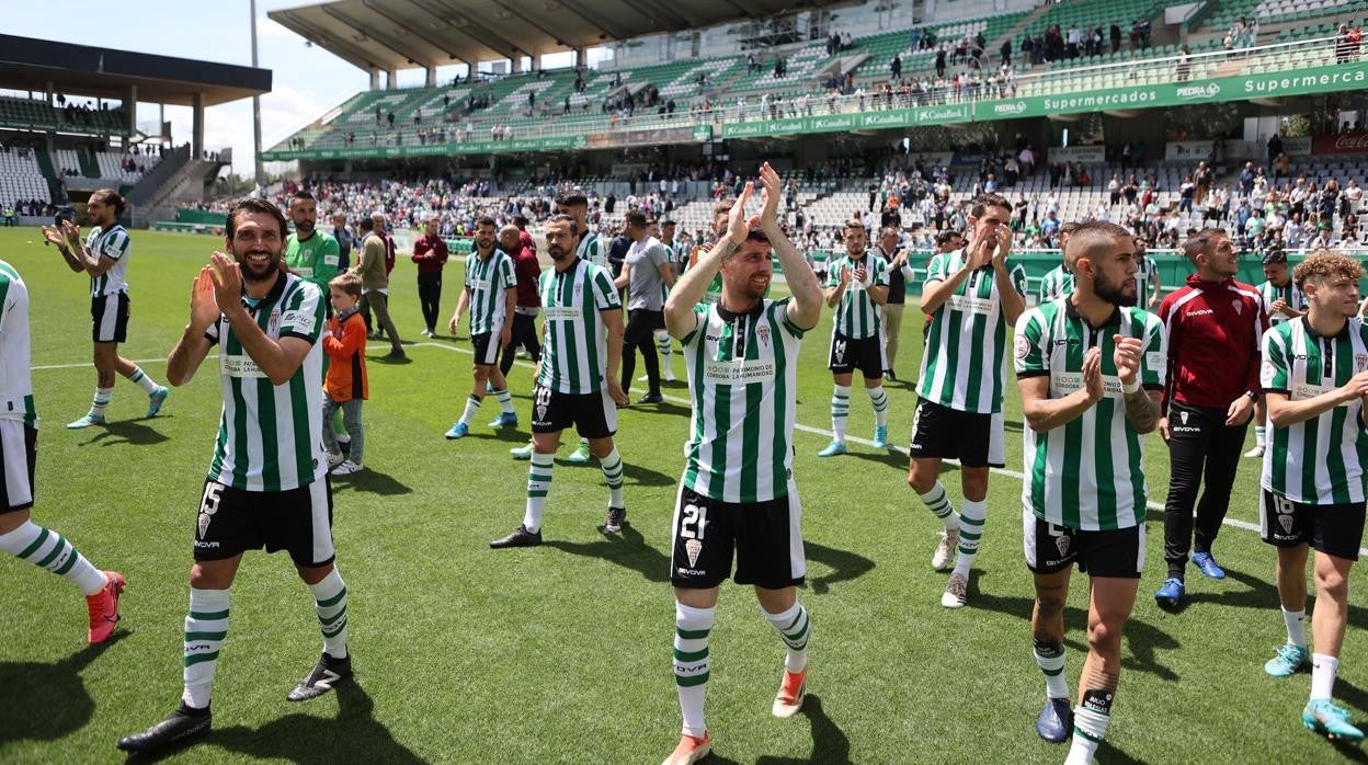 La plantilla del Córdoba da la vuelta al estadio para celebrar el ascenso y el título