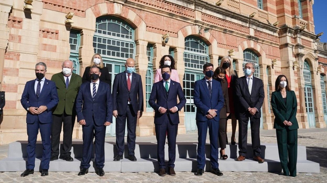 Los miembros del Consejo de Gobierno posan en la estación de tren de Linares donde se ha celebrado la reunión este martes
