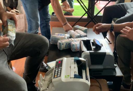 Los agentes cuentan parte del dinero de la operación «Jumita» de Algeciras