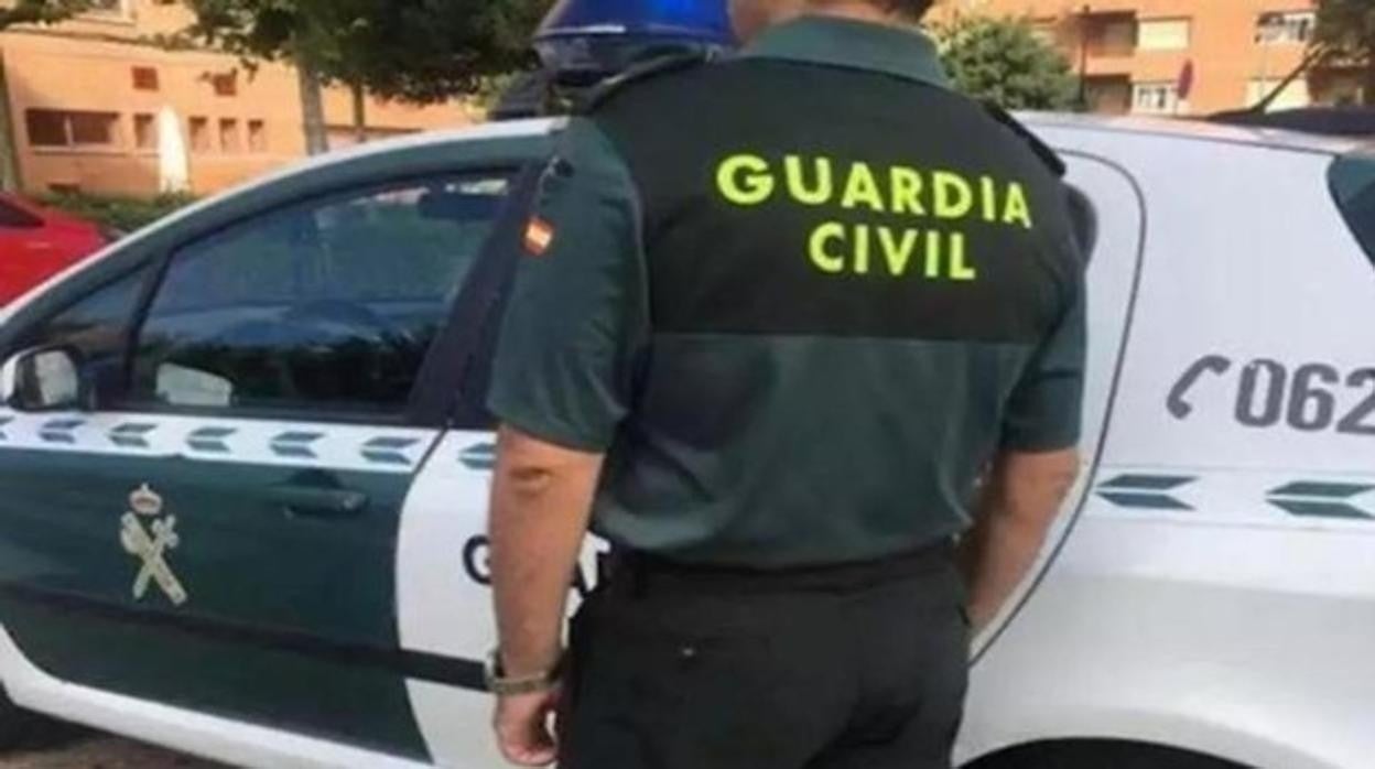 Un agente de la Guardia Civil