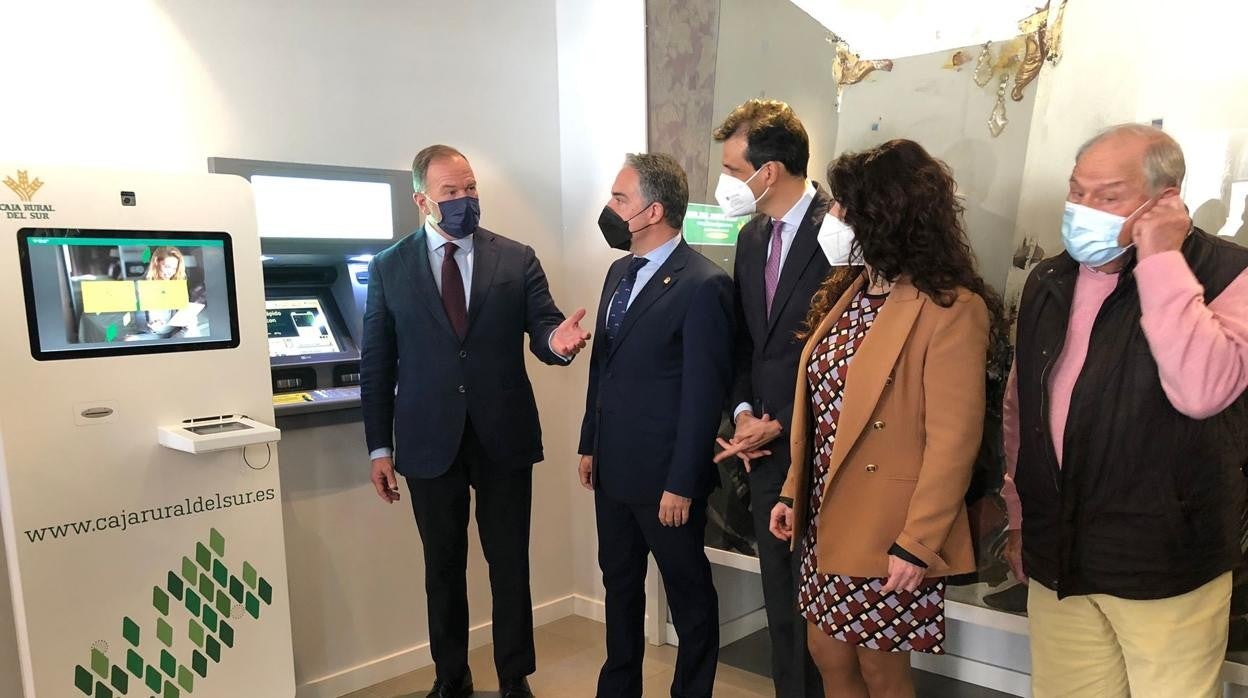 El consejero Elías Bendodo junto al presidente de Caja Rural del Sur, José Luis García-Palacios