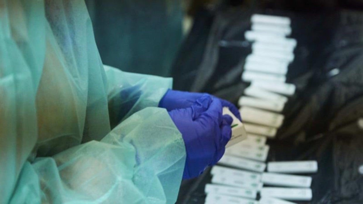 Un sanitario manipula pruebas de detección Covid en Sevilla
