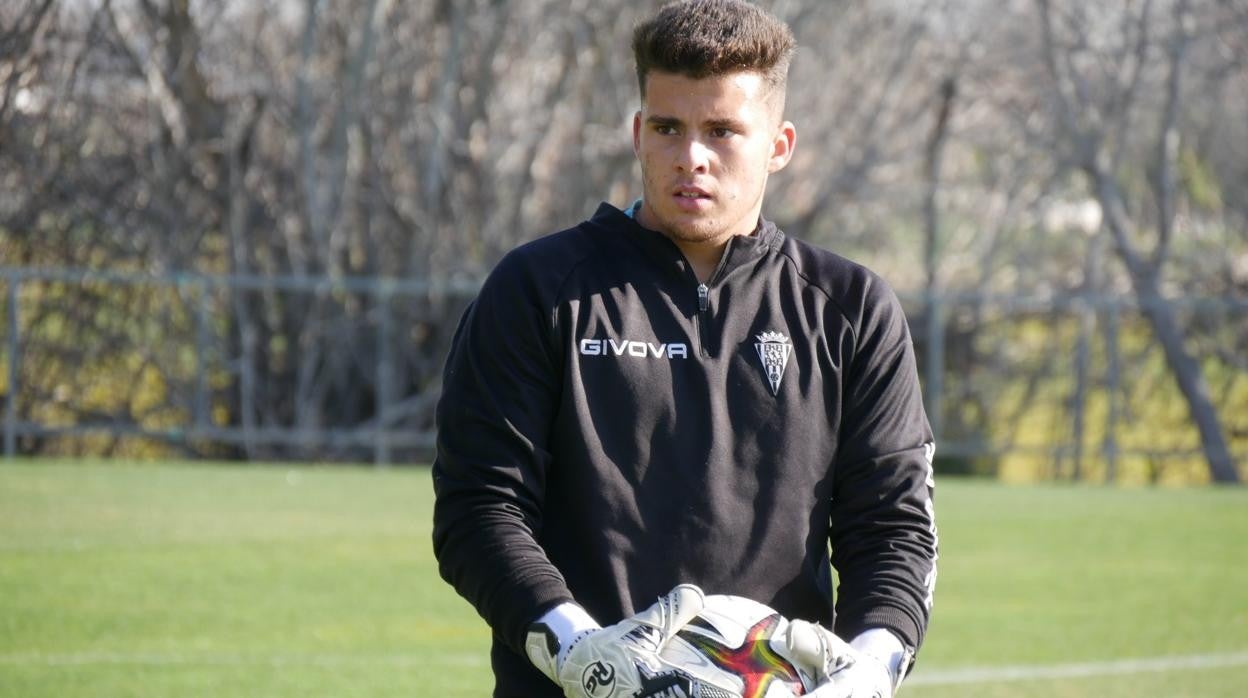 El portero cadete del Córdoba Juan Carlos, este miércoles, en el entreno del primer equipo