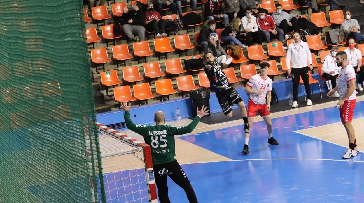 José Cuenca dispara este miércoles a la portero del UBU San Pablo Burgos en la Copa del Rey