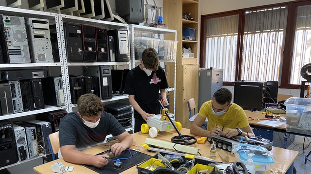 Alumnos del instituto Mar de Alborán de Estepona trabajan en el proyecto Rover