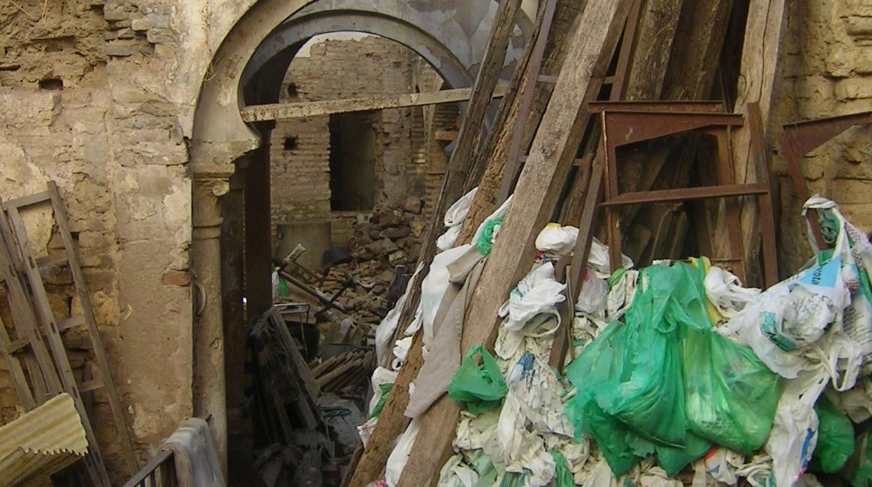 Interior abandonado de una casa histórica