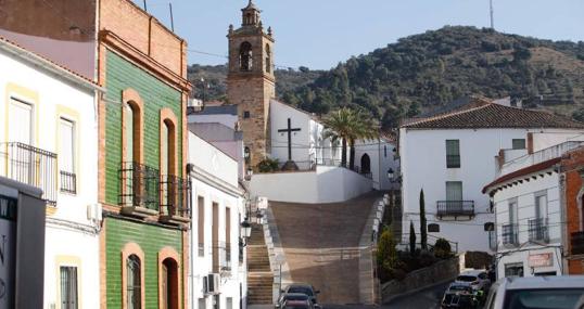 Una de las empinadas calles de Espiel, con la iglesia de San Sebastián al fondo