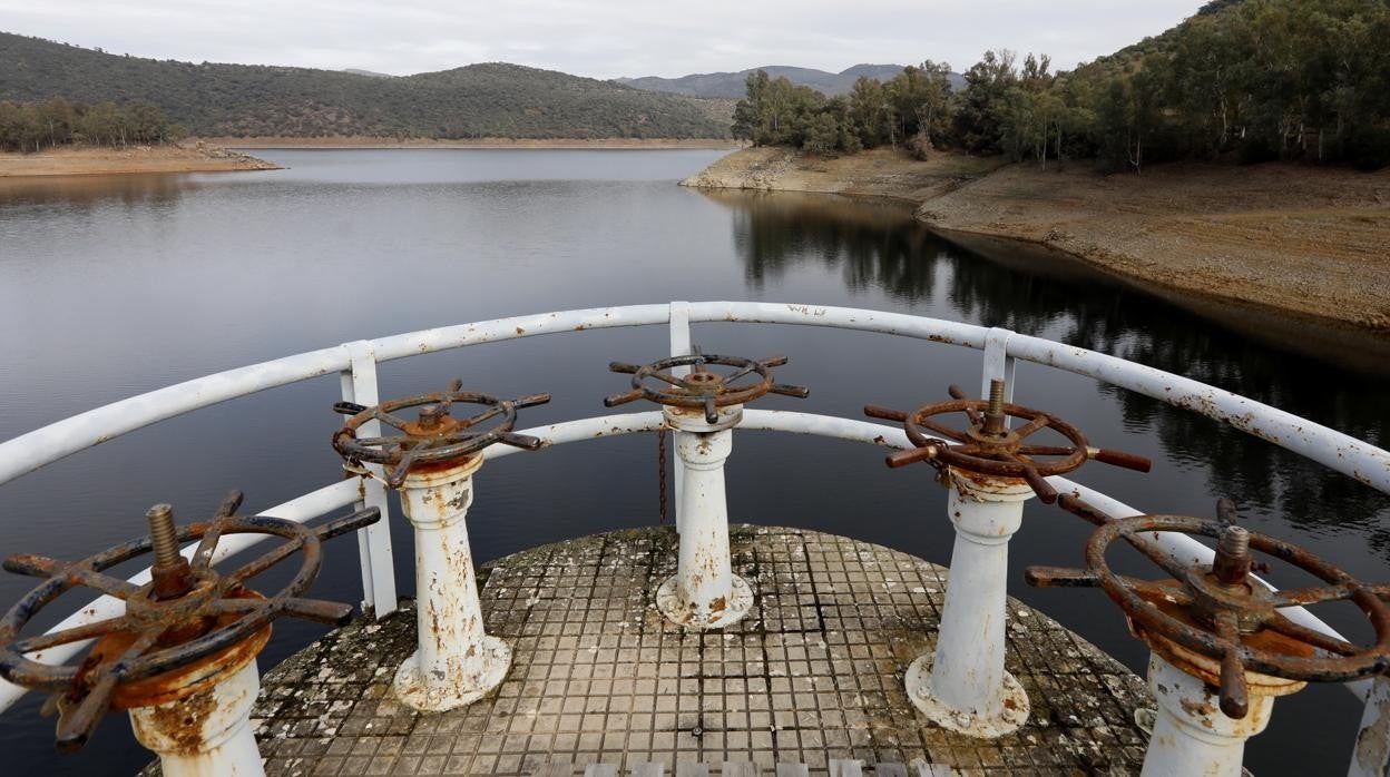 Embalse del Guadalmellato, que nutre a una canal de regantes