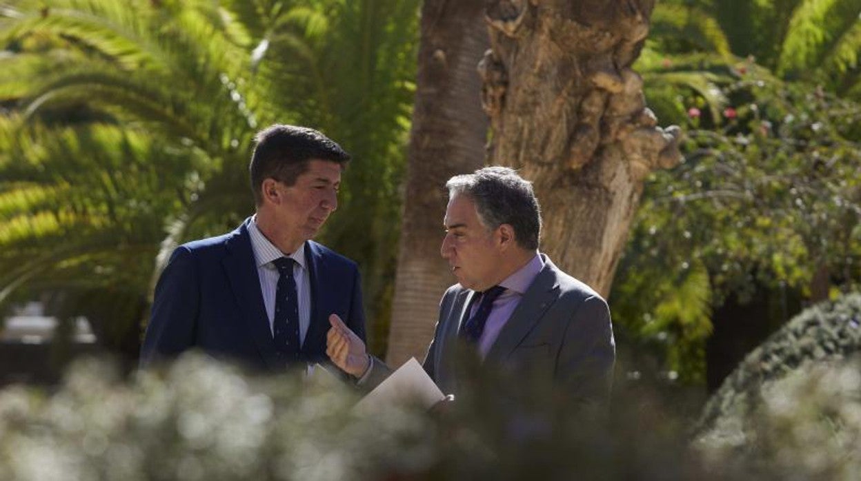 El vicepresidente andaluz, Juan Marín, y el consejero de la Presidencia, Elías Bendodo, este martes en los jardines de San Telmo