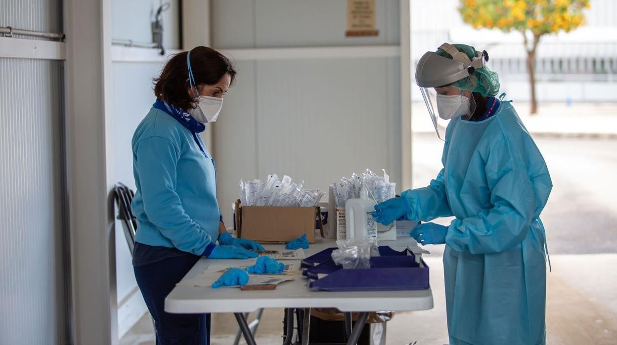Dos sanitarias preparan pruebas de Covid