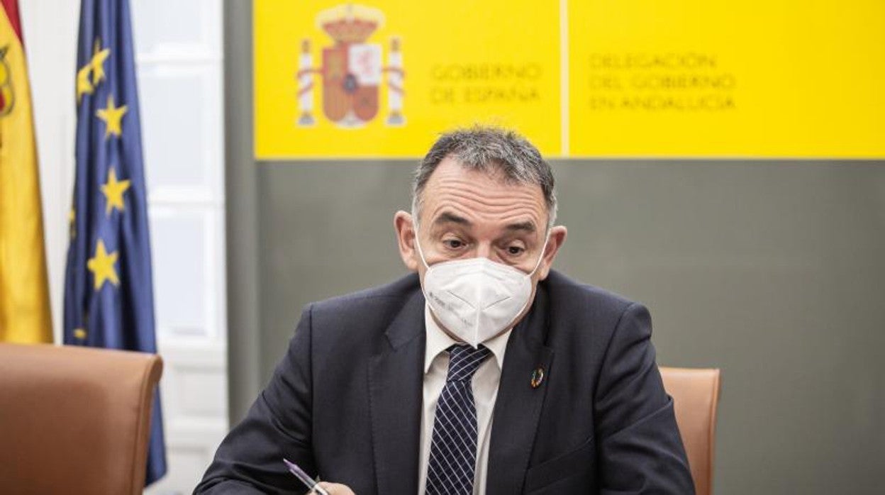 Enrique Santiago en la Delegación del Gobierno en Sevilla