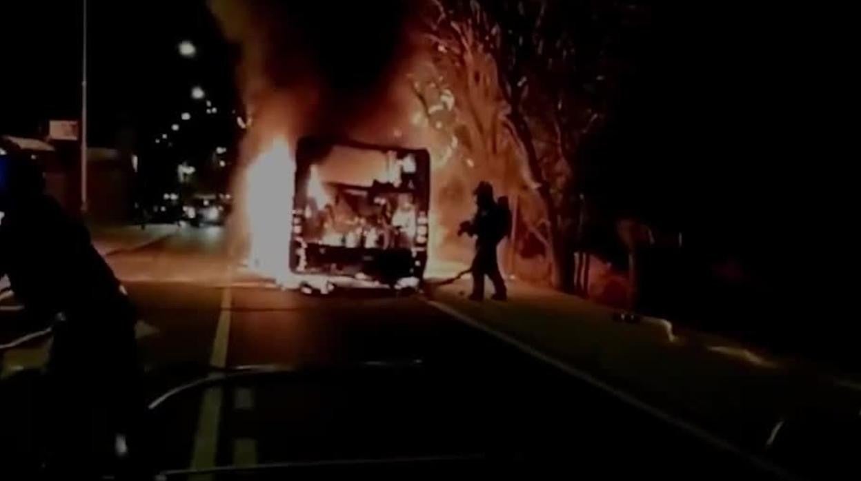 El autobús de la línea N8 de Granada quedó totalmente calcinado