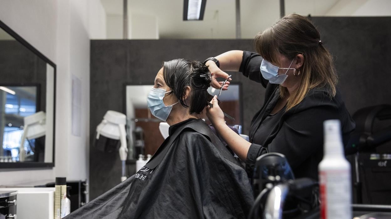 Una profesional de peluquería durante su jornada laboral