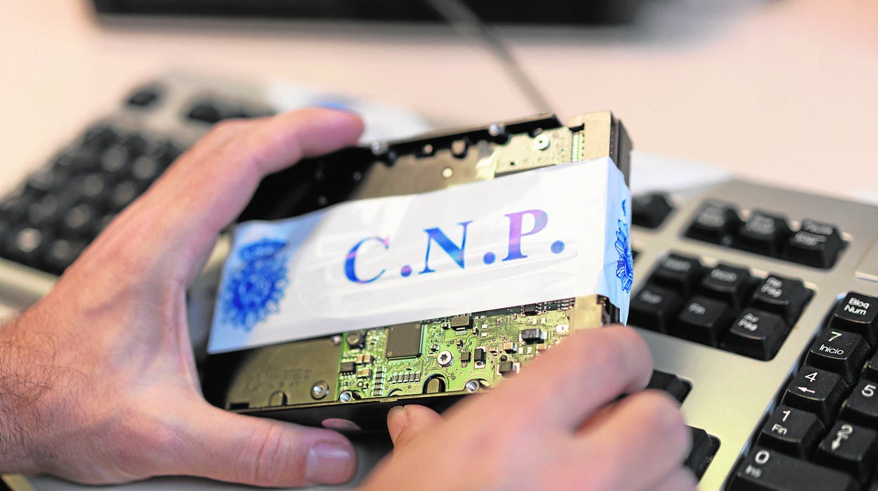 Agentes de la Policía en la casa del menor detenido en Montilla trasl a última estafa por redes sociales