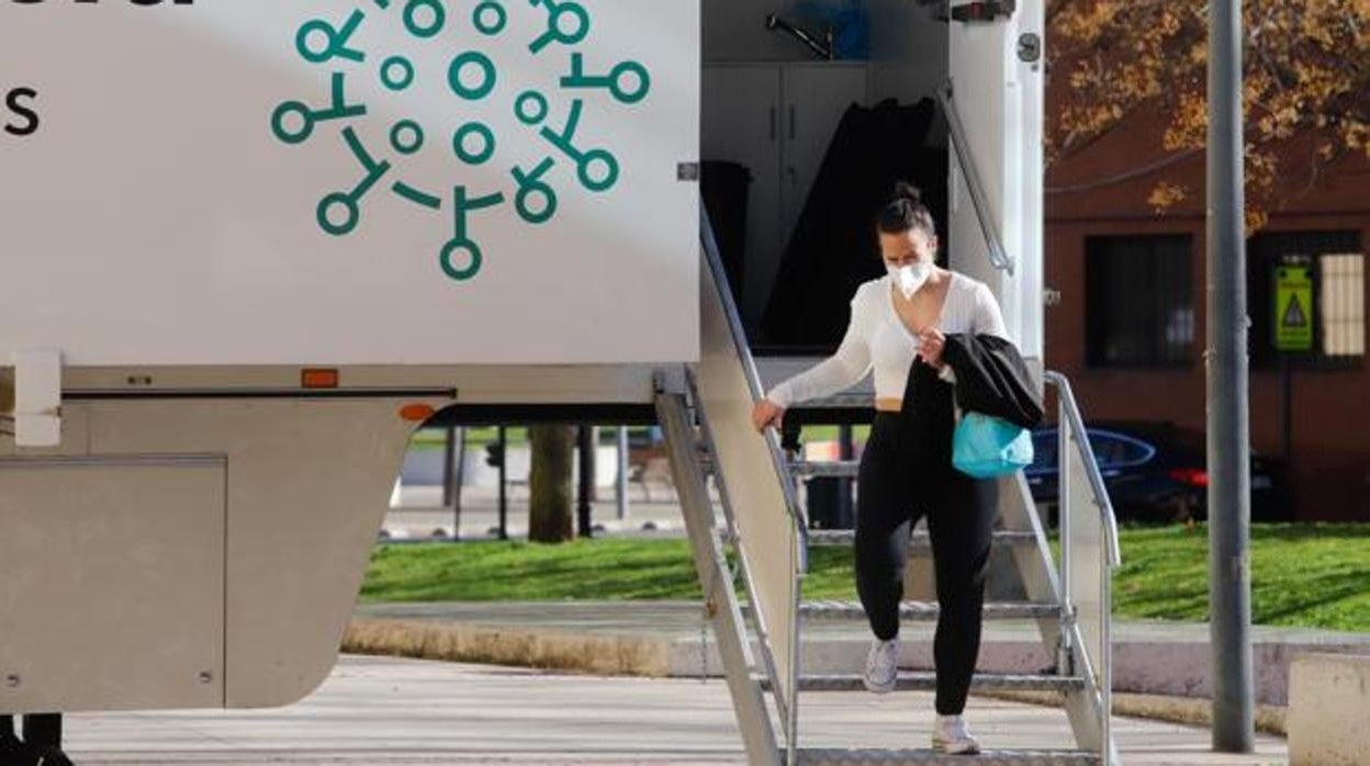 Una joven tras vacunarse de Covid