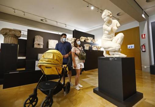 Visitantes del Museo Arqueológico de Córdoba