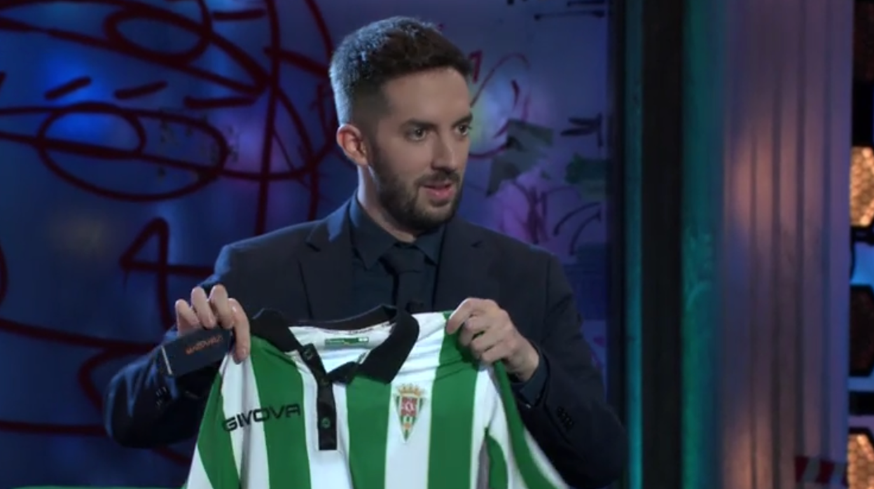 David Broncano posa junto a la camiseta del Córdoba CF