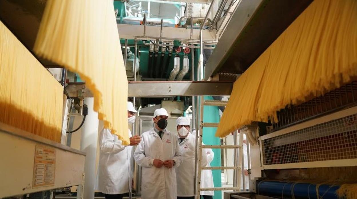 Juanma Moreno, en una visita a Pastas Gallo en El Carpio en abril del año pasado