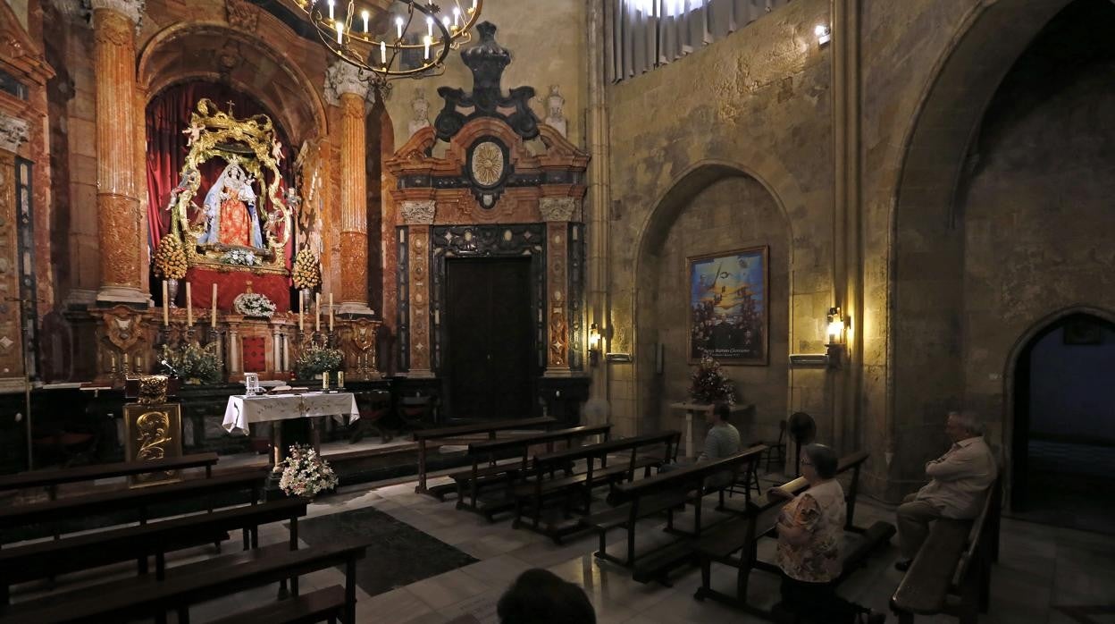La Virgen del Rosario, en su capilla barroca de la Real Iglesia de San Pablo de Córdoba