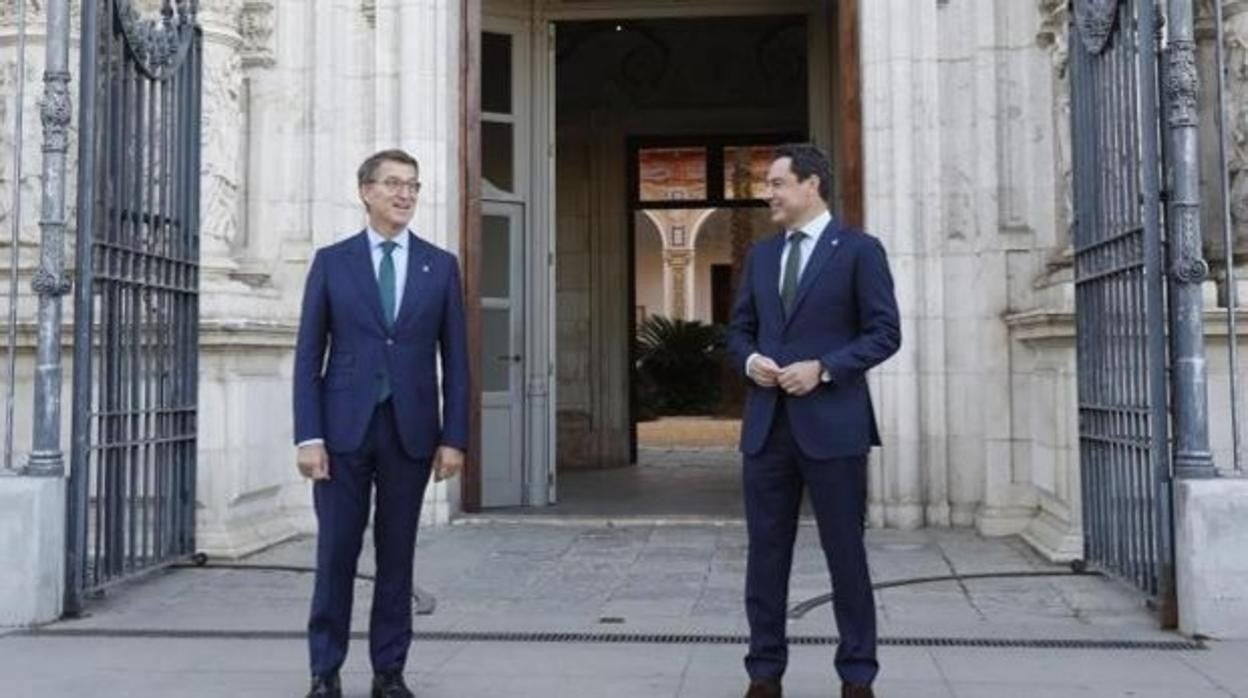 Alberto Núñez Feijóoy Juanma Moreno, a las puertas del Palacio de San Telmo, en una imagen de archivo