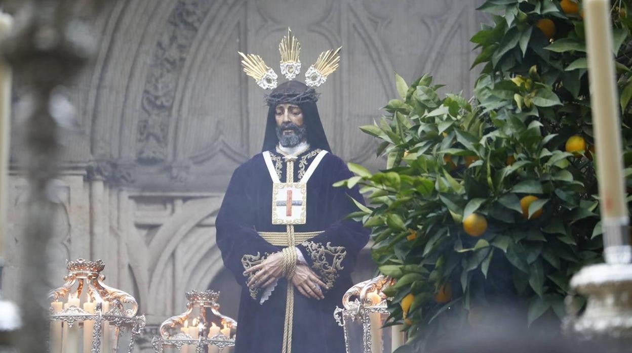 El Rescatado, en una nube de incienso, en el patio del convento de Santa Marta, en noviembre de 2021