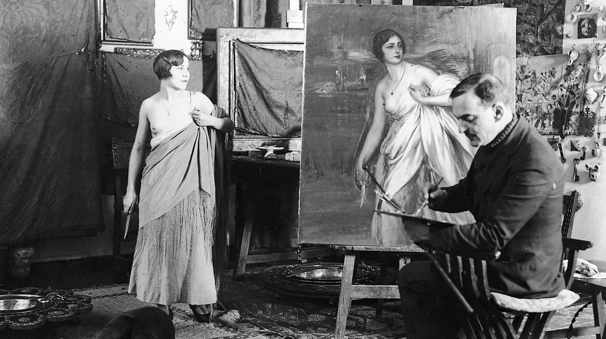 Julio Romero de Torres en su casa-estudio pinta con una de sus modelos