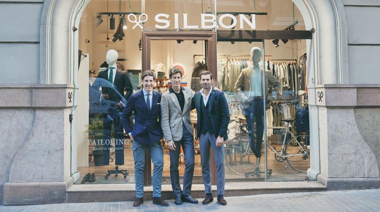 El CEO de Silbon con Oriol Elcacho y el marketing manager de Silbon, en la tienda de Barcelona