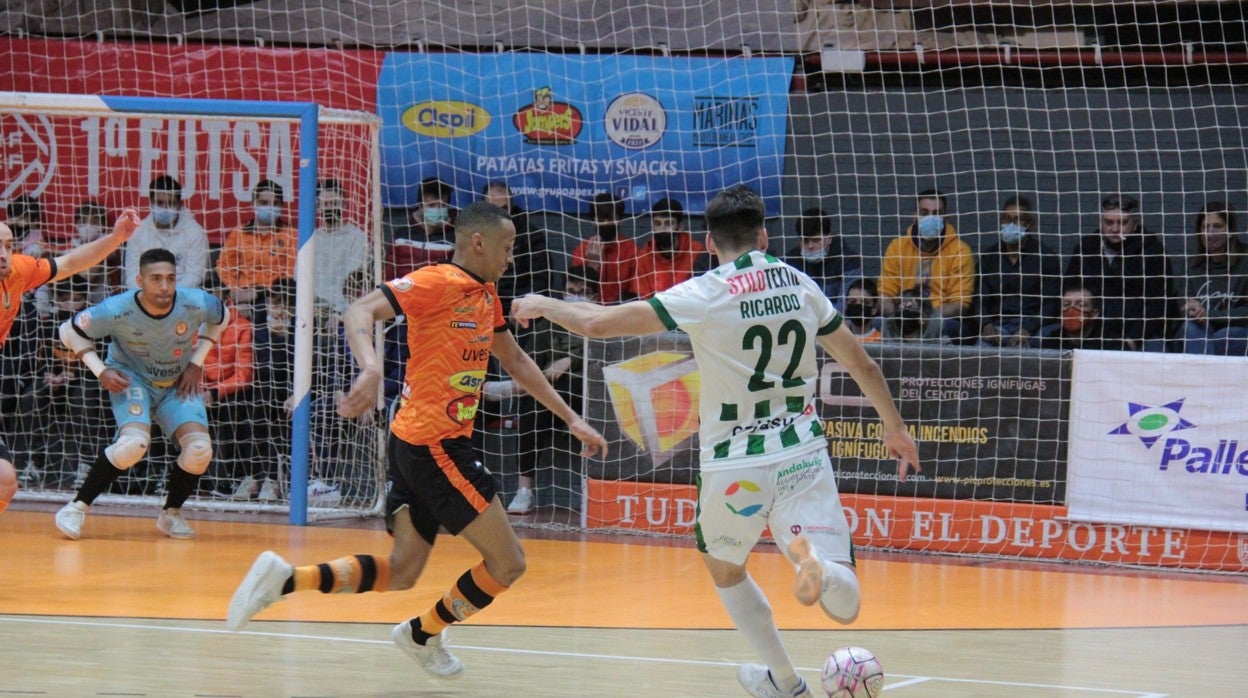 El jugador del Córdoba Patrimonio Ricardo encara a portería en Tudela