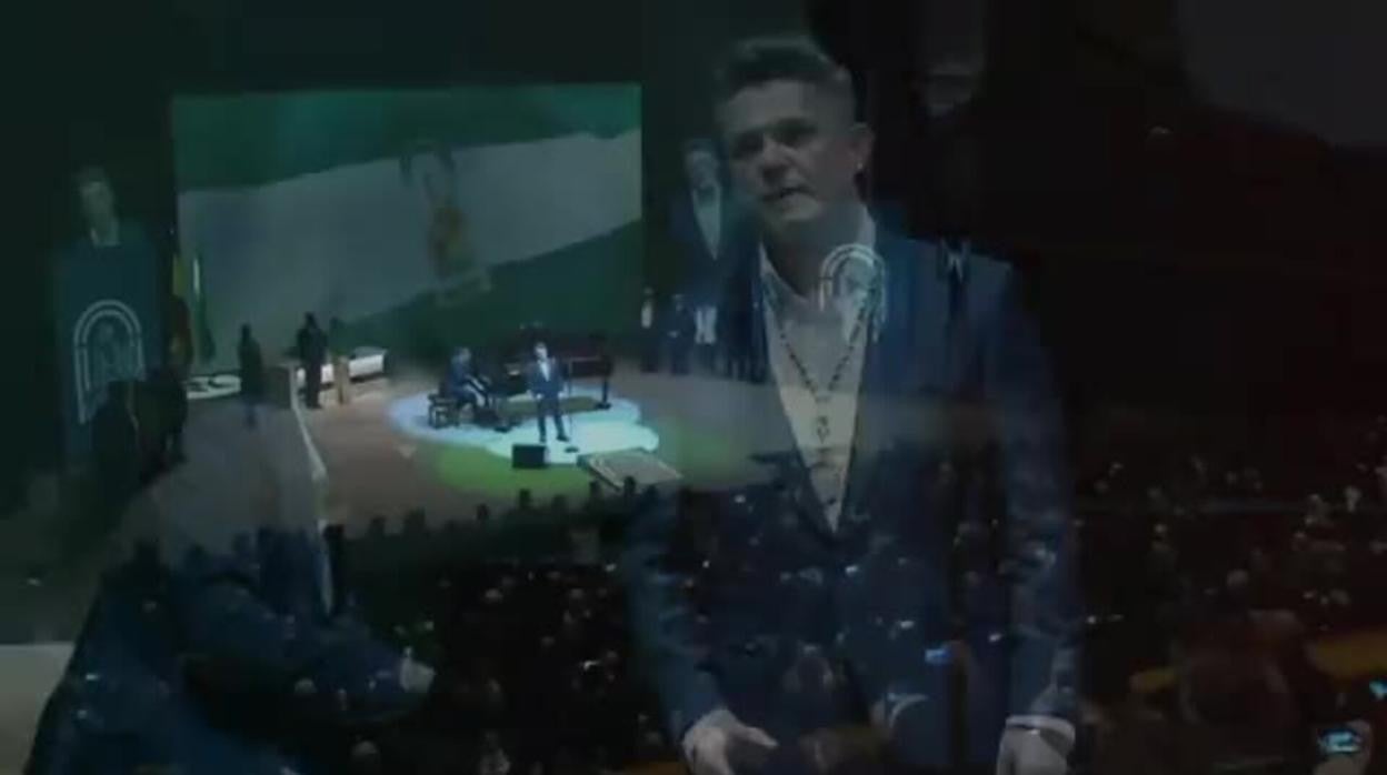 Alejandro Sanz cantando el Himno de Andalucía en el Teatro de la Maestranza