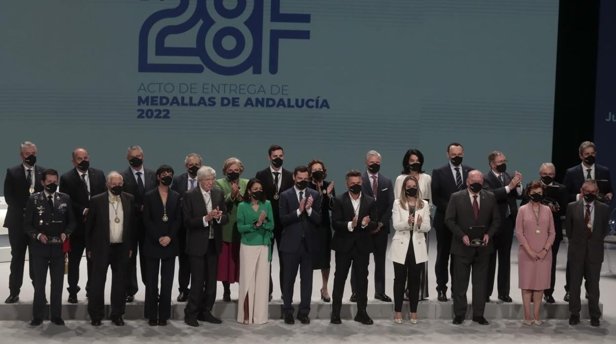 Foto de familia de los condecorados con la Medalla de Andalucía 2022