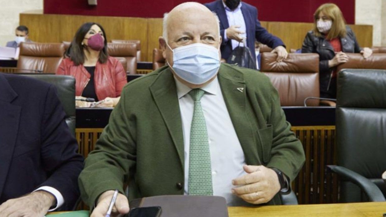 El consejero de Salud y Familias, Jesús Aguirre, en el Parlamento andaluz