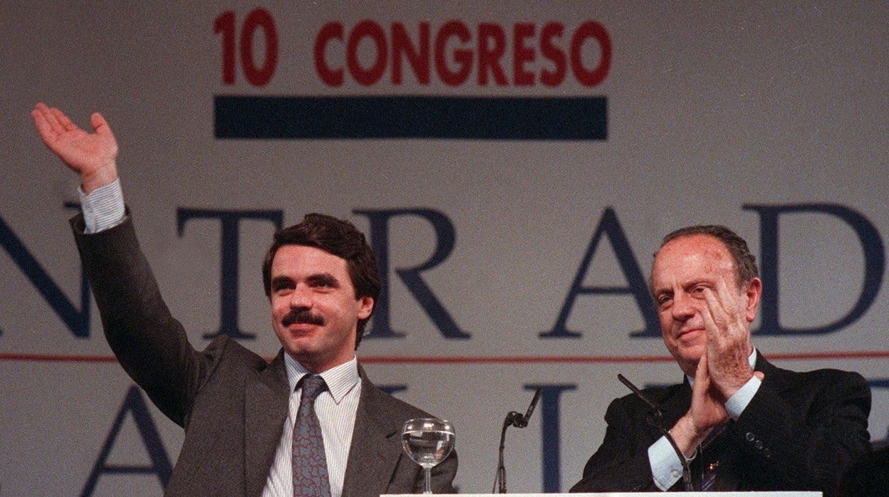 El joven diputado por Ávila, Aznar, obtuvo la presidencia del nuevo PP en Sevilla. Luego dobló los votos de Alianza Popular con diez millones de sufragios