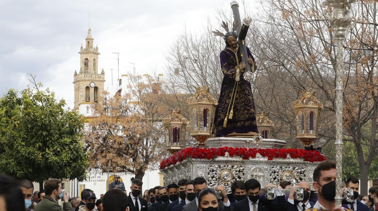 El Señor del Calvario, con la torre de San Lorenzo de fondo. En el vídeo, nada más salir de su templo