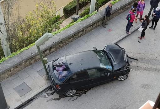 Accidente en el centro de Priego de Córdoba tras el robo de un coche y fuga a pie de sus ocupantes