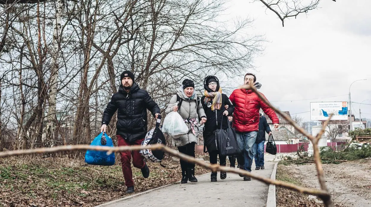 Una familia huye de una zona con combates en Ucrania