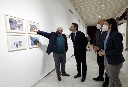 El alcalde atiende a las indicaciones del perioidista Félix Ruiz Cardador