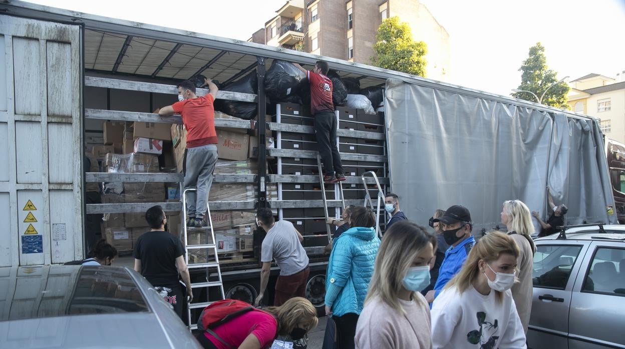 Carga del tráiler, este martes por la tarde en la avenida de Guerrita
