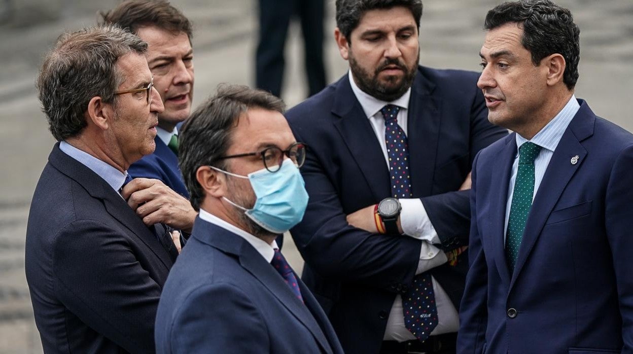 Moreno, Feijóo y varios presidentes autonómicos del PP en la isla de La Palma este sábado 12 de marzo