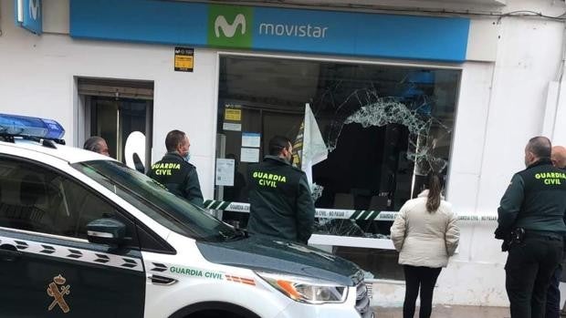 Asaltan por cuarta vez en un año una tienda de móviles de Priego mediante 'alunizaje'