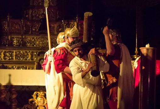 Jesús carga con la cruz