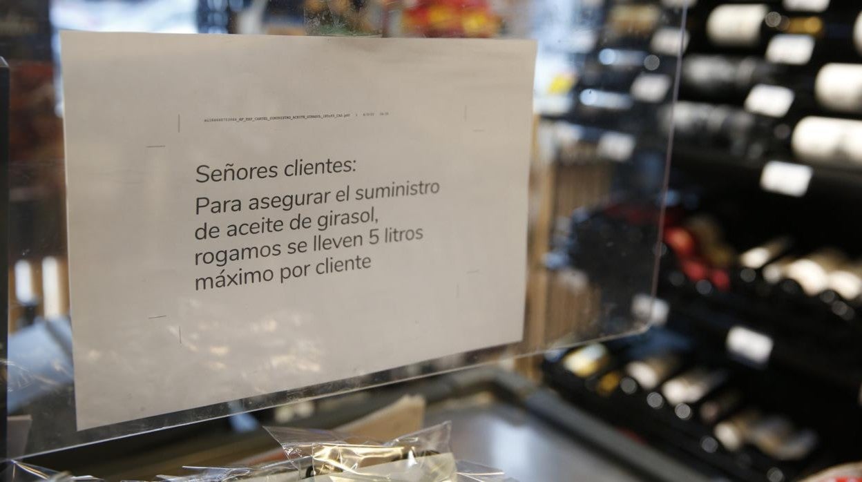 Cartel en un supermercado en el que se ruega no hacer acopio de aceite de girasol